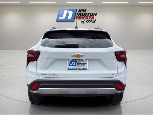 Used 2025 Chevrolet Trax LT FWD image 6