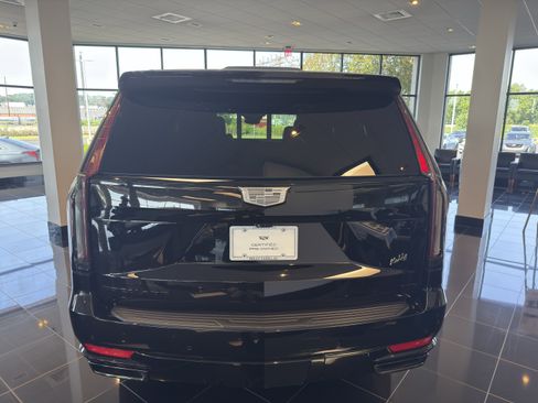 Certified 2022 Cadillac Escalade ESV Sport AWD/4WD image 4