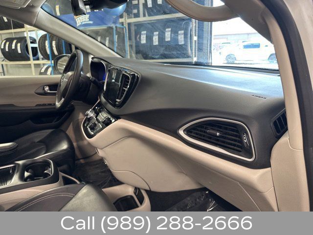 Used 2023 Chrysler Pacifica Touring-L FWD image 20