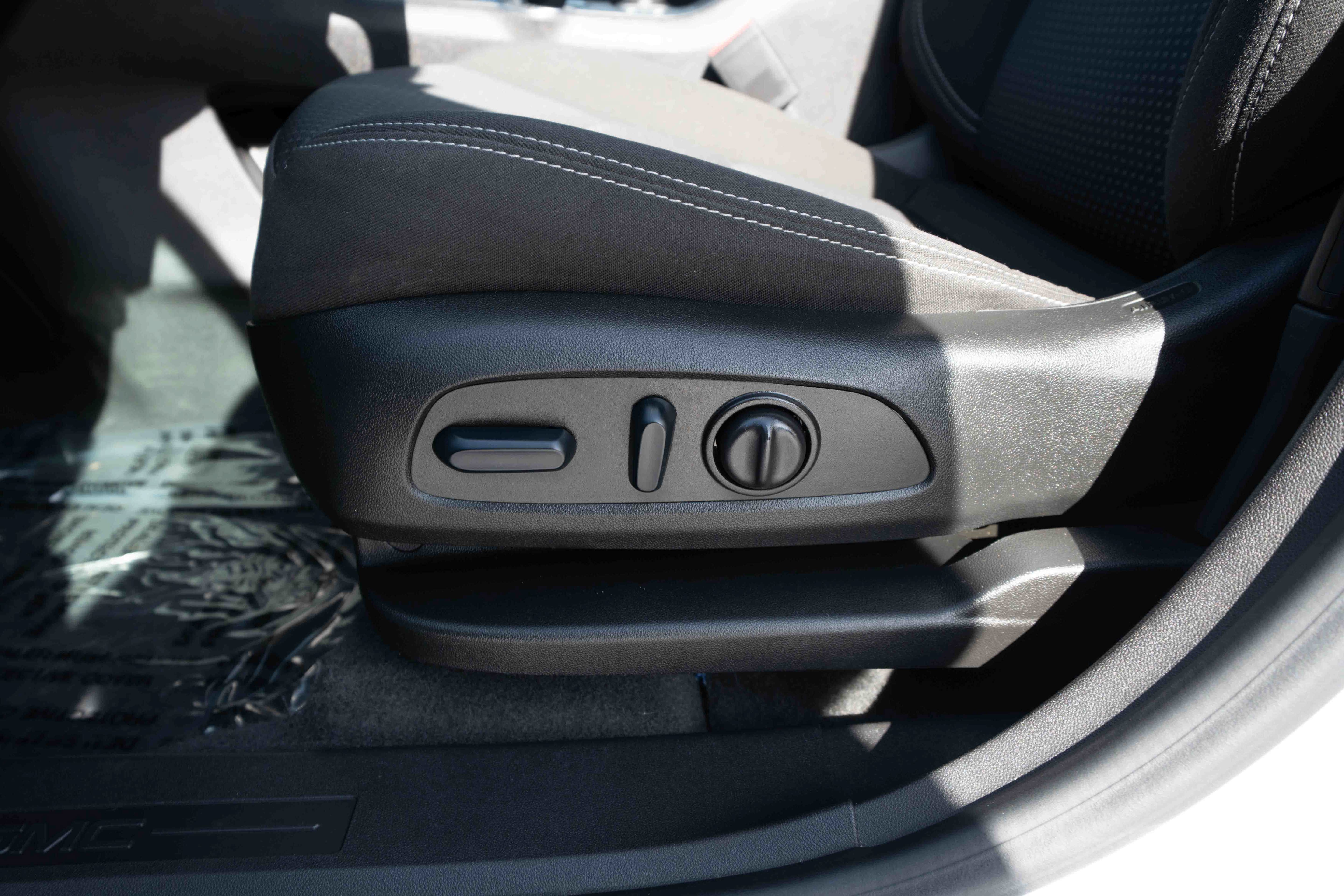 Used 2024 GMC Terrain SLE w/ Driver Convenience Package FWD image 12