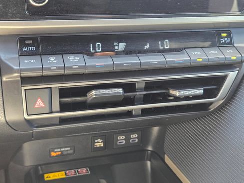 Used 2025 Toyota Camry SE w/ Convenience Package FWD image 23