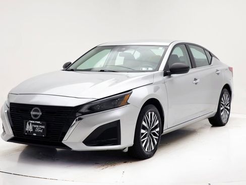 Used 2024 Nissan Altima 2.5 SV image 2