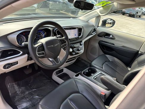 Used 2023 Chrysler Pacifica Touring-L FWD image 12