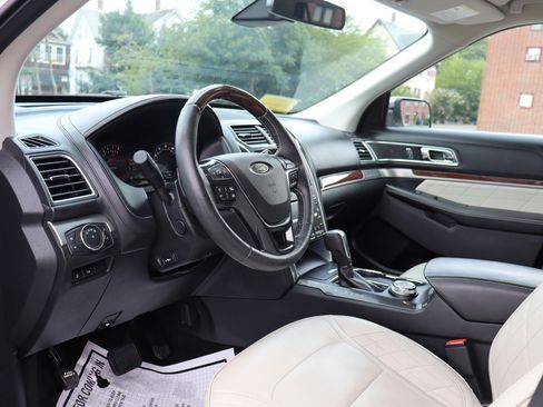 Used 2018 Ford Explorer Platinum AWD/4WD image 11