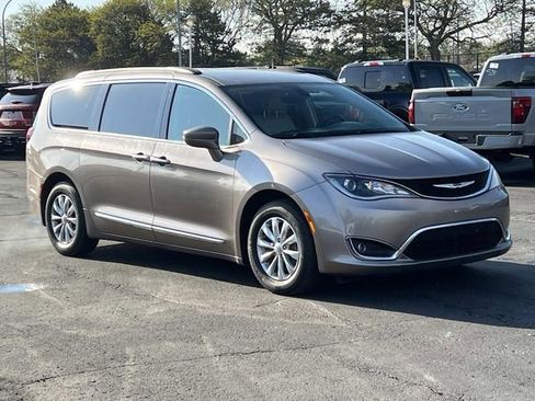 Used 2017 Chrysler Pacifica Touring-L FWD image 7