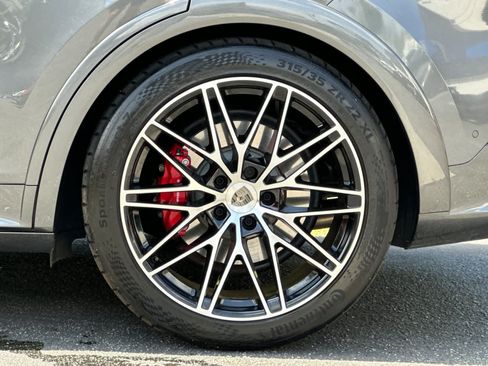 Certified 2025 Porsche Cayenne Turbo AWD/4WD image 32