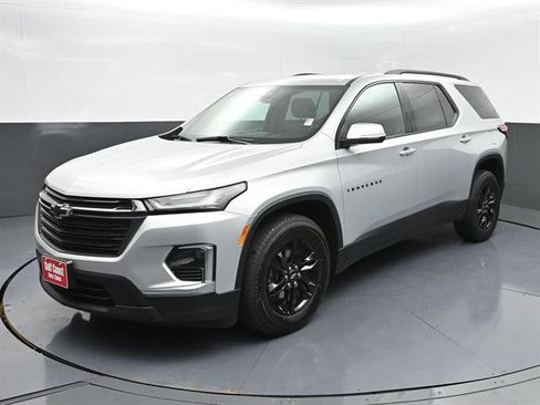 Used 2022 Chevrolet Traverse LT FWD image 1