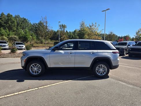 New 2025 Jeep Grand Cherokee Laredo image 9