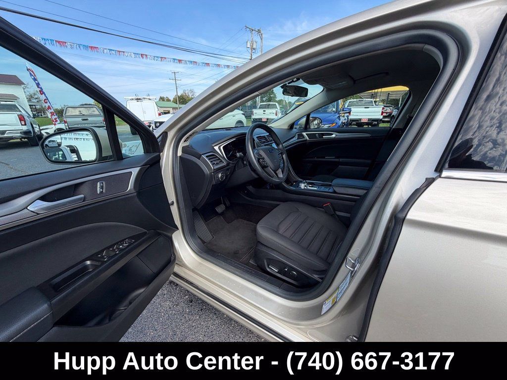 Used 2017 Ford Fusion SE w/ Fusion SE Technology Package FWD image 7