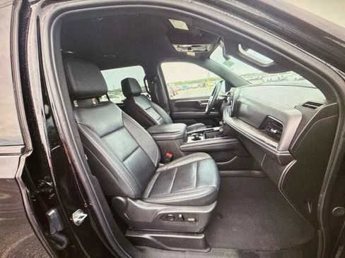 Used 2025 Chevrolet Suburban Z71 AWD/4WD image 23