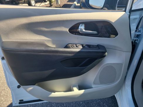 Used 2023 Chrysler Pacifica Limited image 15