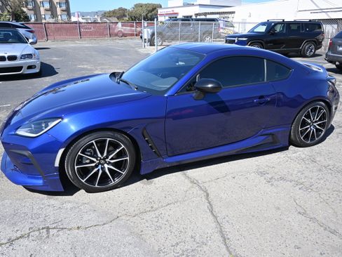 Used 2023 Toyota GR86 RWD image 3