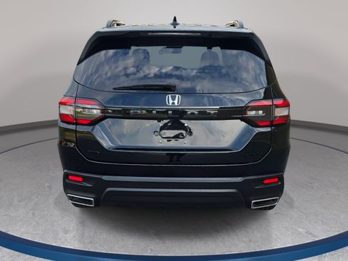 Used 2025 Honda Pilot Sport image 6