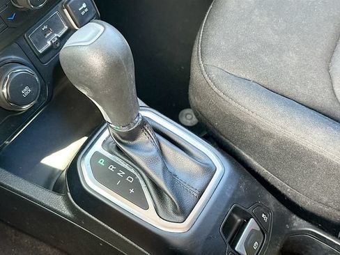 Used 2018 Jeep Renegade Latitude AWD/4WD image 18
