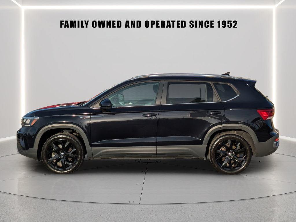 Certified 2024 Volkswagen Taos SE FWD image 3