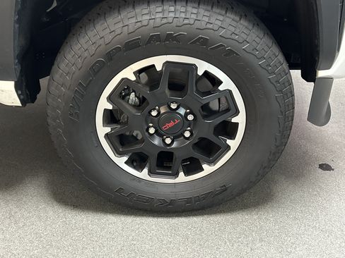 Used 2025 Toyota Tacoma TRD Off-Road AWD/4WD image 13
