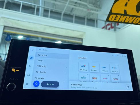 Used 2025 Toyota Sienna Limited image 24