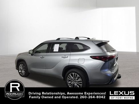 Used 2024 Toyota Highlander Platinum AWD/4WD image 11