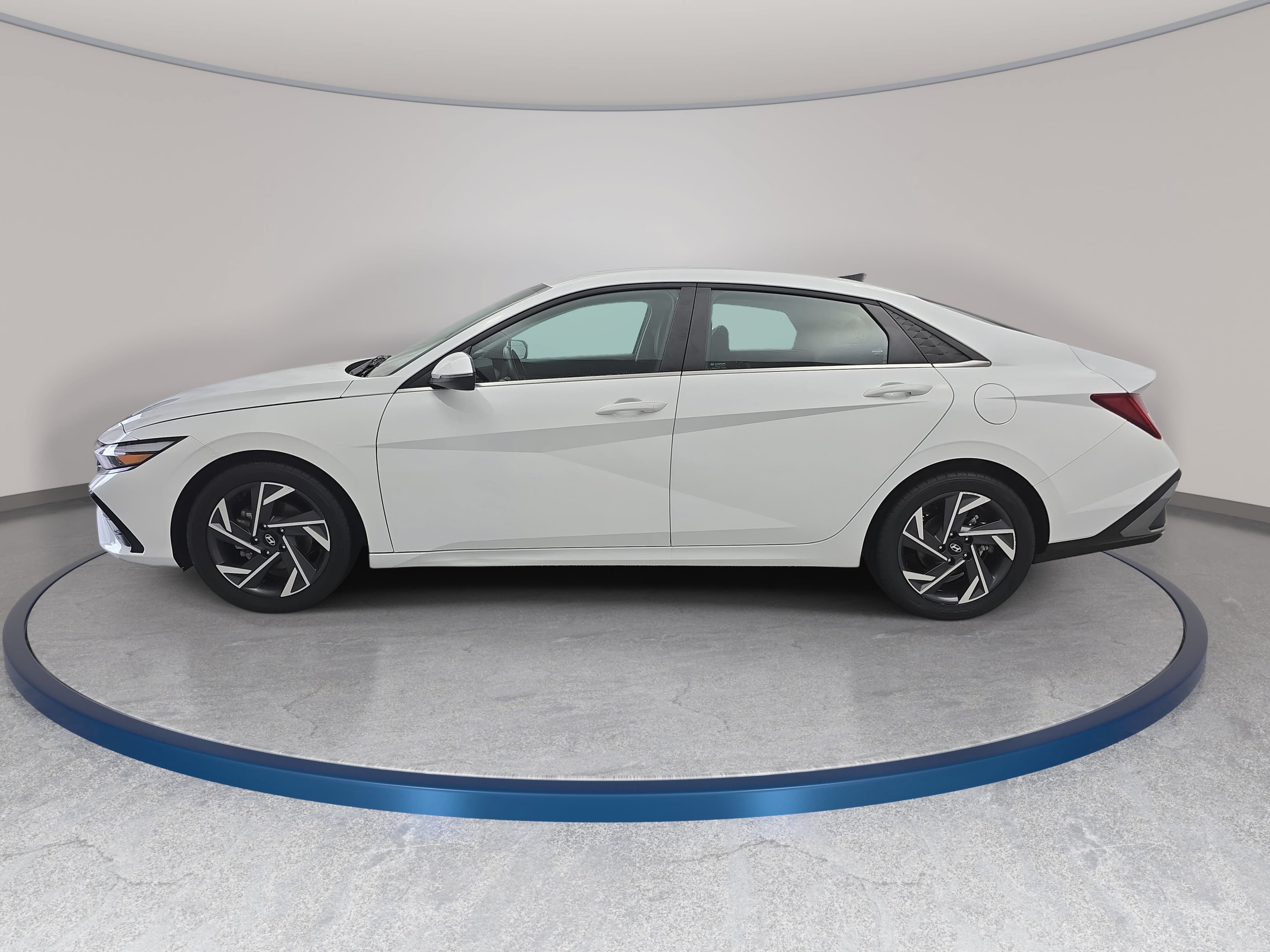 Used 2025 Hyundai Elantra Limited FWD image 8