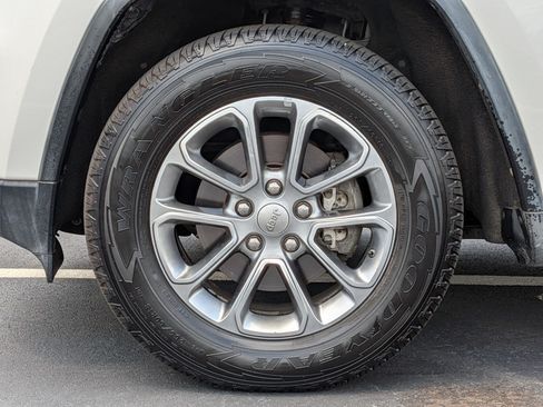 Used 2011 Jeep Grand Cherokee Laredo AWD/4WD image 13