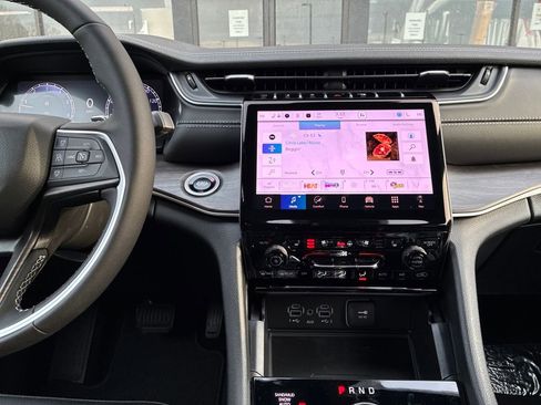 New 2025 Jeep Grand Cherokee L Limited w/ Luxury Tech Group II image 18