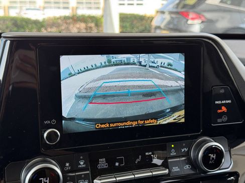 Used 2025 Toyota Highlander LE FWD image 21