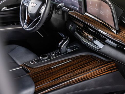 Used 2024 Cadillac Escalade Luxury RWD image 28
