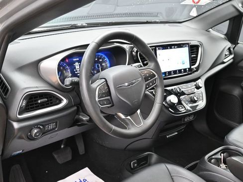 Used 2025 Chrysler Pacifica Select FWD image 18