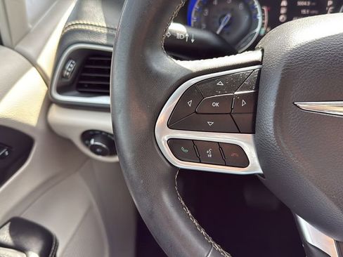 Used 2022 Chrysler Pacifica Touring-L AWD/4WD image 32