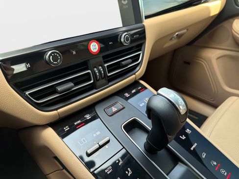 Used 2024 Porsche Macan AWD/4WD image 38