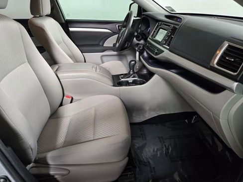 Used 2018 Toyota Highlander LE image 22