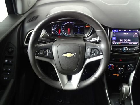 Used 2020 Chevrolet Trax LT w/ LT Convenience Package image 23