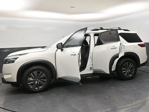 Used 2023 Nissan Pathfinder SV image 34