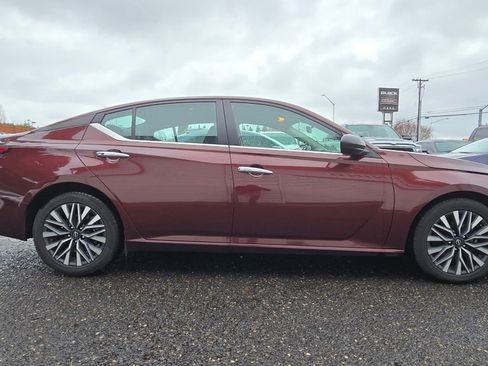 Used 2024 Nissan Altima 2.5 SV image 2