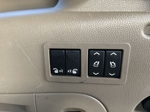 Used 2020 Chevrolet Suburban LT image 30