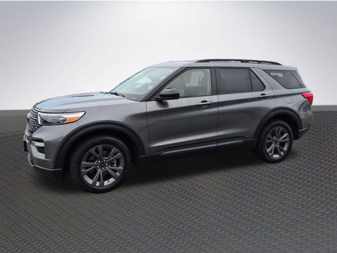 Certified 2023 Ford Explorer XLT w/ Equipment Group 202A AWD/4WD image 2
