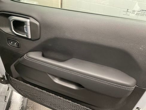 Used 2022 Jeep Wrangler Unlimited Sahara image 31