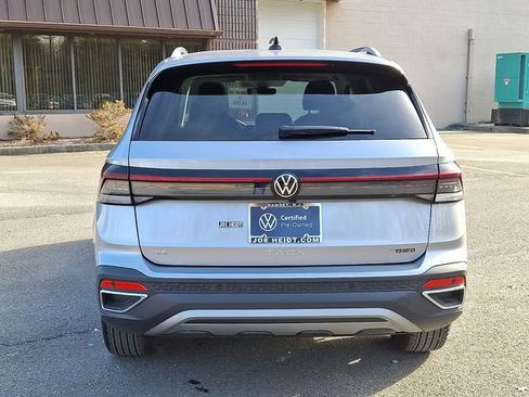 Certified 2025 Volkswagen Taos SE w/ Panoramic Sunroof Package image 9