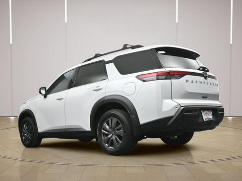 Certified 2025 Nissan Pathfinder SV FWD image 28