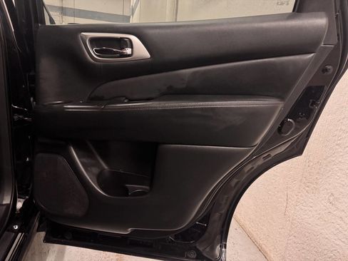 Used 2020 Nissan Pathfinder S image 33