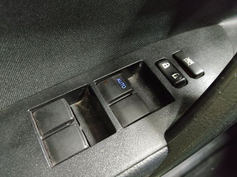 Used 2018 Toyota Corolla LE FWD image 27