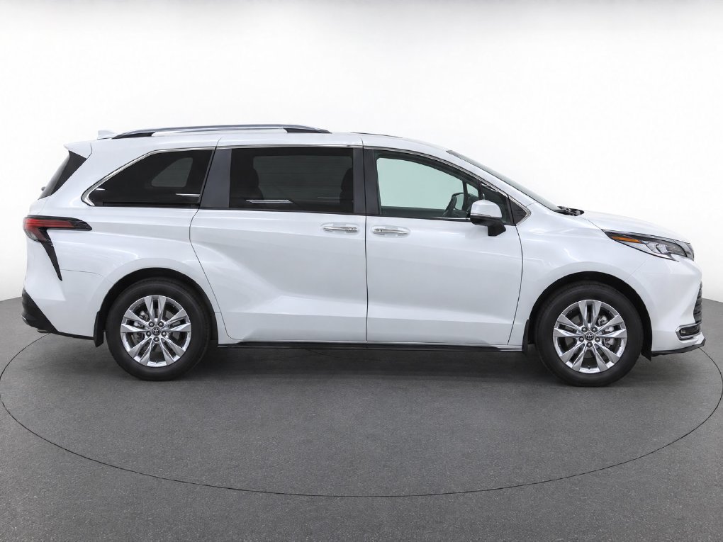 Used 2024 Toyota Sienna Limited FWD image 11