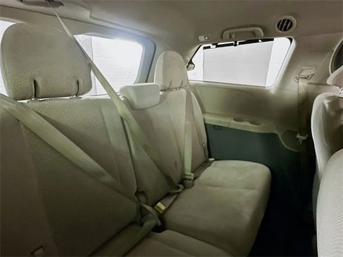 Used 2013 Toyota Sienna LE image 24