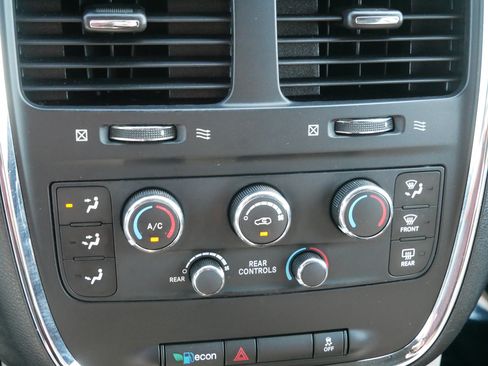 Used 2014 Dodge Grand Caravan SE FWD image 23