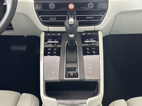 Used 2025 Porsche Macan image 22