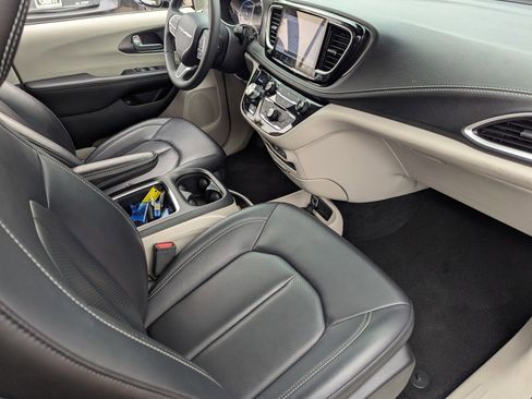 Used 2024 Chrysler Pacifica Select image 13