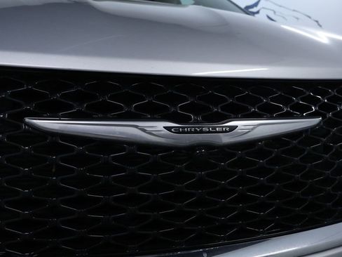 Used 2024 Chrysler Pacifica Touring-L image 9
