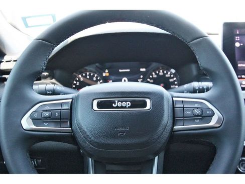 Used 2023 Jeep Compass Latitude AWD/4WD image 9
