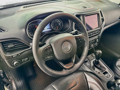 Used 2022 Jeep Cherokee Trailhawk w/ Comfort/Convenience Group AWD/4WD image 11