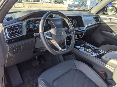 Certified 2025 Volkswagen Atlas Cross Sport SE image 9